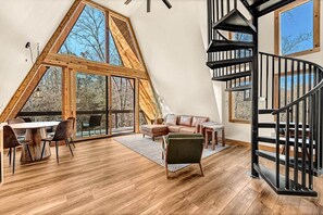 Una televisión, una chimenea