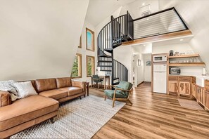 Una televisión, una chimenea