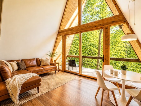 TV. Black Walnut Bungalow-Cozy Forest A-frame near Bentonville