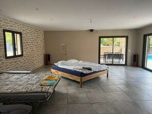 Iron/ironing board, Internet, bed sheets - Modern villa with swimming pool (Vézénobres)