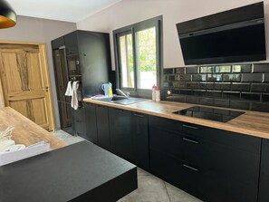Private kitchen - Modern villa with swimming pool (Vézénobres)
