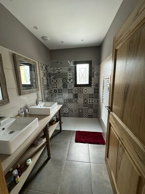 Shower, hair dryer, towels, soap - Modern villa with swimming pool (Vézénobres)
