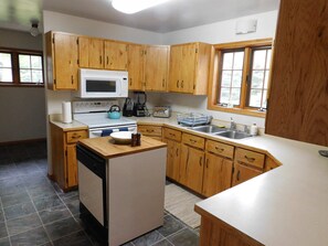 Fridge, microwave, stovetop, dishwasher - The Sooner by the Lake (Backus)