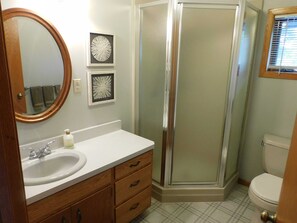 Shower, hair dryer, towels, shampoo - The Sooner by the Lake (Backus)