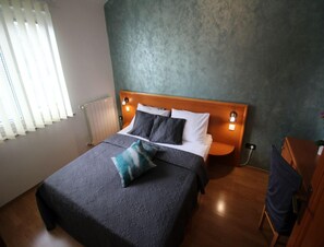 Apartment - Seaside Apartment With Terrace for 4 (Novalja)