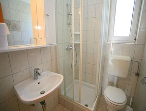 Apartment | Bathroom - Seaside Apartment With Terrace for 4 (Novalja)