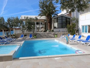 Apartment | Pool - Seaside Apartment With Terrace for 4 (Novalja)