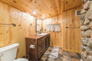 Shower, towels - Big Trout Lake Retreat (Crosslake)