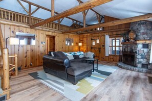 TV, fireplace, offices - Beautiful Cabin on Horseshoe Lake (Merrifield)