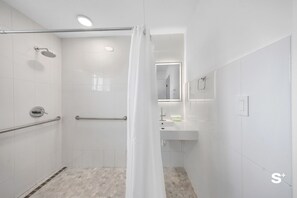 Comfort Apartment, 1 Bedroom, Patio | Bathroom | Free toiletries, hair dryer, towels, soap - Casa Park (North Miami)