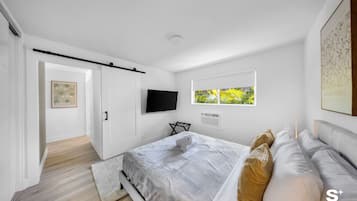 Comfort-huoneisto, 1 makuuhuone, patio | Kannettavalle tietokoneelle sopiva työtila, silitysrauta/-lauta