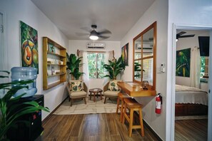 Schreibtisch, Bügeleisen/Bügelbrett, kostenloses WLAN