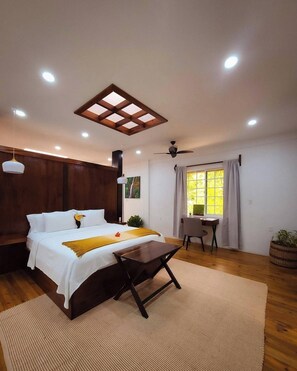 Työpöytä, internet, vuodevaatteet