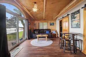 Interior - Waterfront Cabin on Bay Lake (Deerwood)