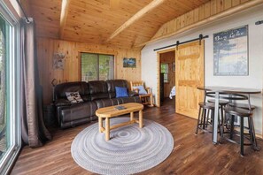 TV - Waterfront Cabin on Bay Lake (Deerwood)