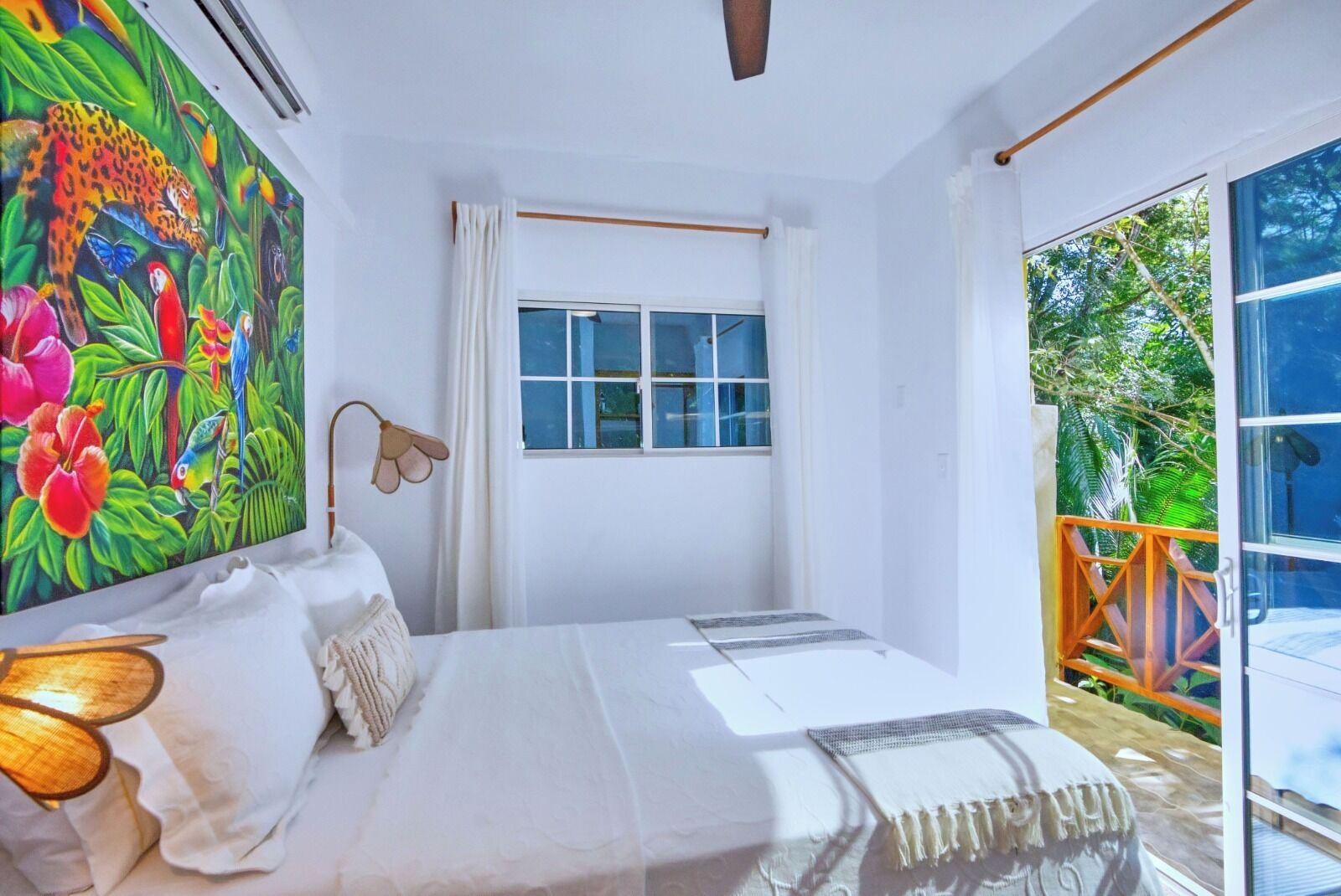 1 sovrum, skrivbord och sängkläder