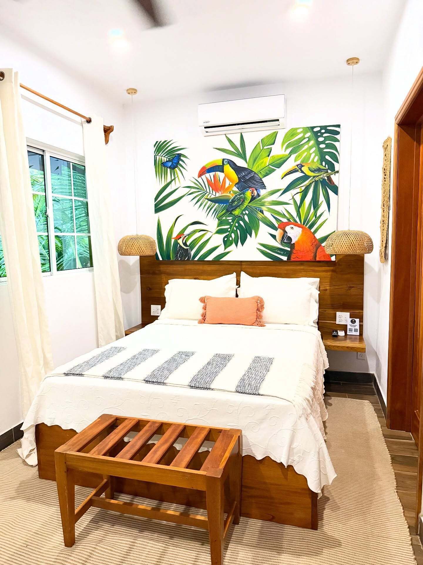 1 sovrum, skrivbord och sängkläder