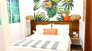 1 sovrum, skrivbord och sängkläder