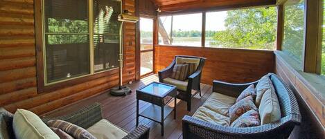 Televisión y chimenea