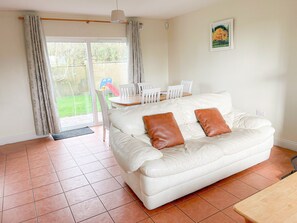 Televisión, chimenea y reproductor de DVD 