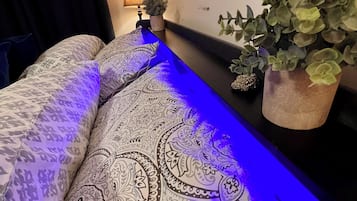 1 habitación, tabla de planchar con plancha, internet y ropa de cama