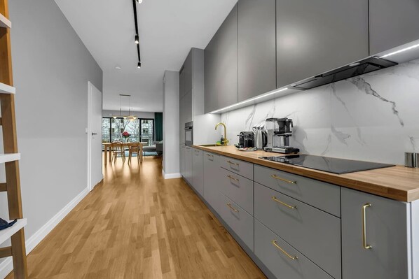 Fridge, microwave, oven, stovetop - Rydygiera Prestige Suites - 104m2, Parking, Balcony - by Rentujemy (Warszawa)