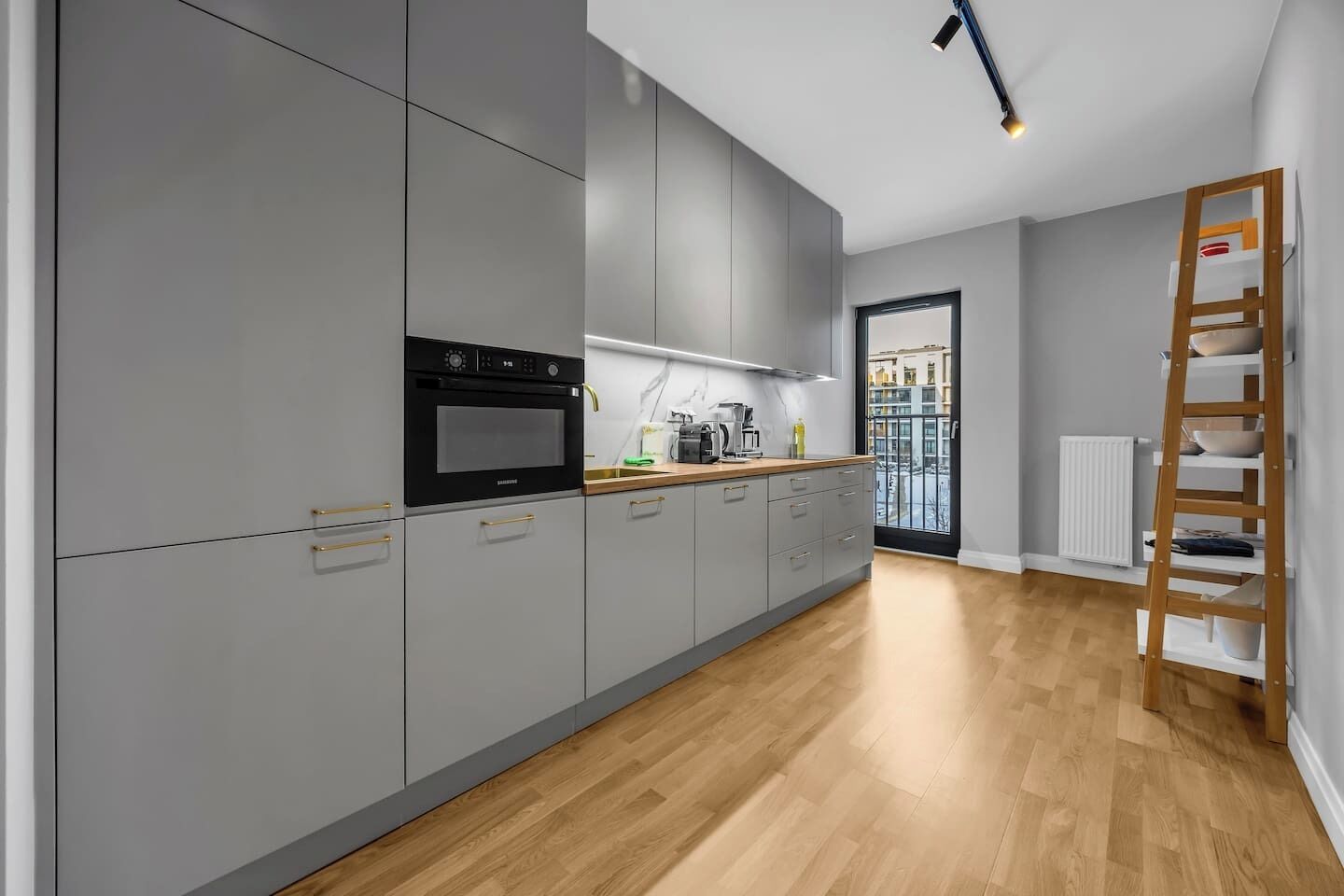 Frigorífico, microondas, horno y placa de cocina