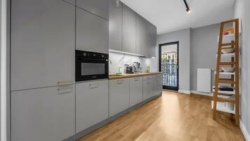 Frigorífico, microondas, horno y placa de cocina