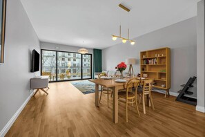 Dining - Rydygiera Prestige Suites - 104m2, Parking, Balcony - by Rentujemy (Warszawa)