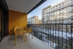 Outdoor dining - Rydygiera Prestige Suites - 104m2, Parking, Balcony - by Rentujemy (Warszawa)