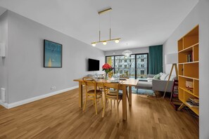 TV - Rydygiera Prestige Suites - 104m2, Parking, Balcony - by Rentujemy (Warszawa)