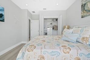5 bedrooms, desk, free WiFi, bed sheets - Azure Key Escape - Waterfront Retreat w/ Pool, Dock & Balconies (Marathon)