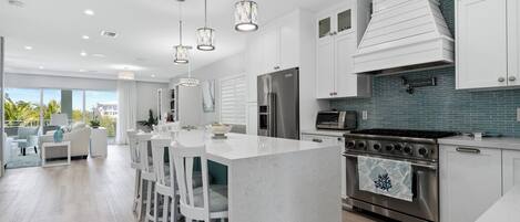 雪櫃、微波爐、焗爐、爐具