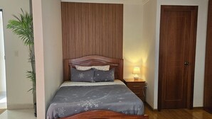 3 slaapkamers, een strijkplank/strijkijzer, wifi, beddengoed