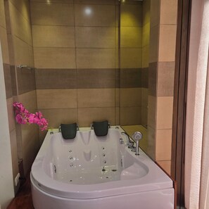 Hair dryer, towels, soap, toilet paper - Horizonte Magico Suite, w/jacuzzi,3 bedroom suite, in Cuenca's historic district (Cuenca)