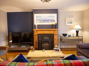 Living area - The Snug at Dingle- 10 minute walk to Dingle town! (Dingle)