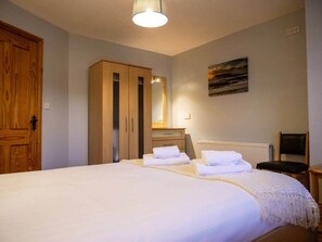 Room - The Snug at Dingle- 10 minute walk to Dingle town! (Dingle)