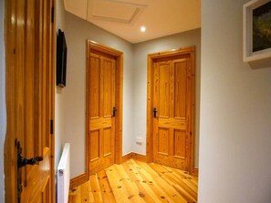 Interior - The Snug at Dingle- 10 minute walk to Dingle town! (Dingle)