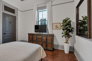 1 bedroom, iron/ironing board, WiFi, bed sheets - 1890's Victorian Gem - One Block from Magazine St (New Orleans)