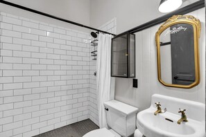 Douche, sèche-cheveux, serviettes fournies, savon
