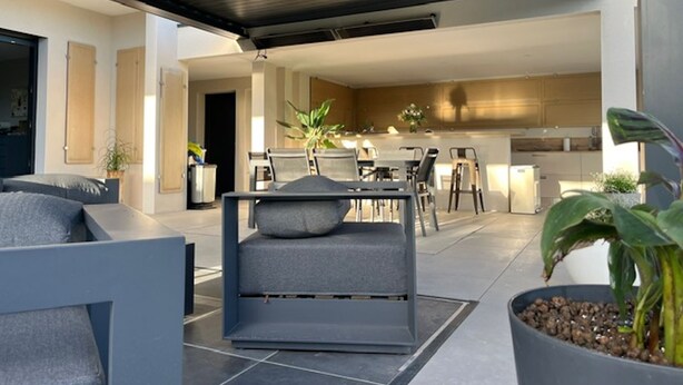 Outdoor dining - Uzès, in a quiet, sought-after area, contemporary villa with swimming pool (Uzès)