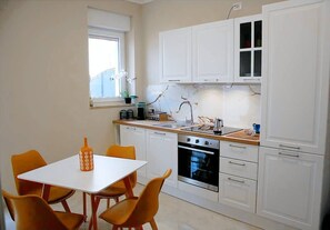 Fridge, oven, stovetop, coffee/tea maker - Fantastic apartment in the heart of Cagliari (Cagliari)