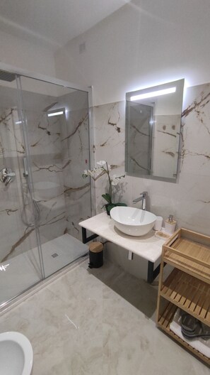 Doccia, asciugacapelli, bidet, asciugamani