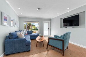 TV - Private Home with Pool 2-bedroom (Fort Lauderdale)