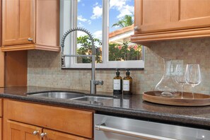 Microwave, oven, stovetop, dishwasher - Private Home with Pool 2-bedroom (Fort Lauderdale)