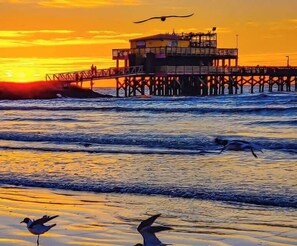 On the beach, beach towels - Vista Del Mar  Your Beachfront Getaway (Galveston)