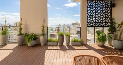 Your Exclusive Stay Just Steps From the sea in Meia Praia - FFS II