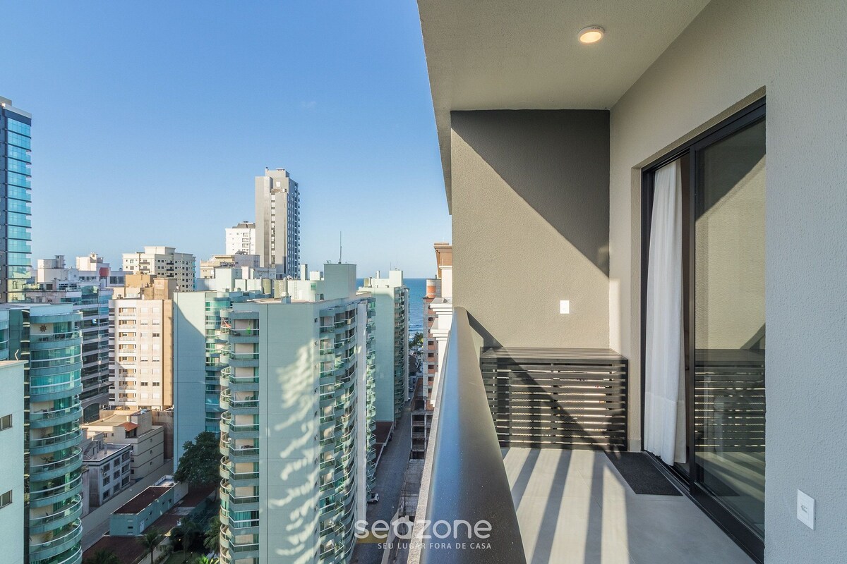 Ein Hochhaus mit einem Balkon und Blick auf die Stadtlandschaft.