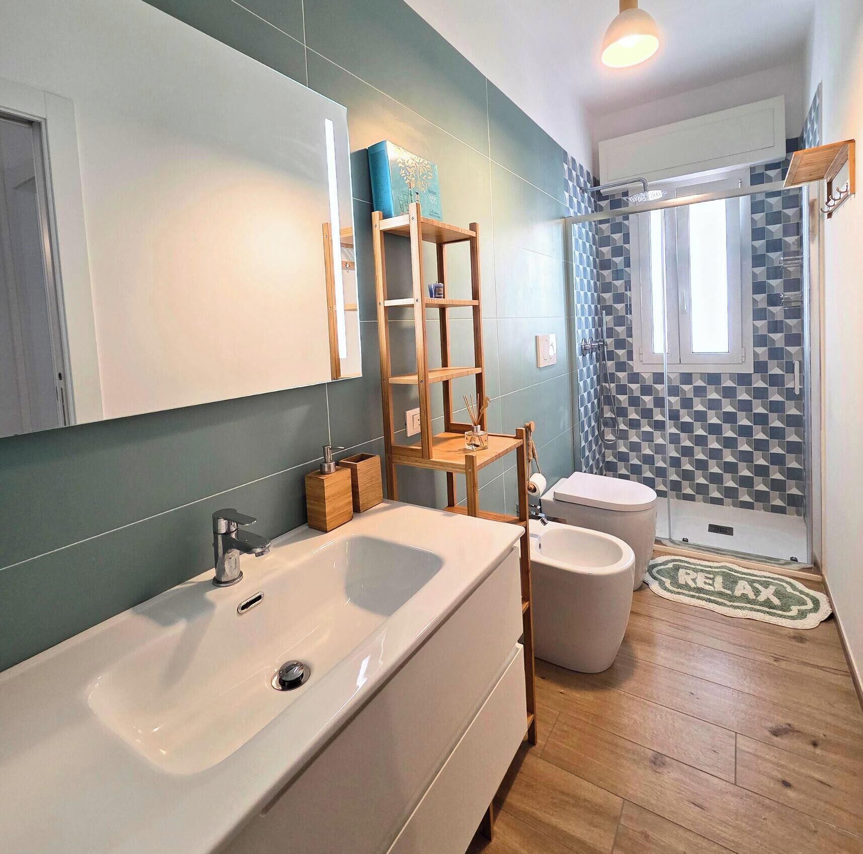 Dusche, Haartrockner, Bidet, Handtücher