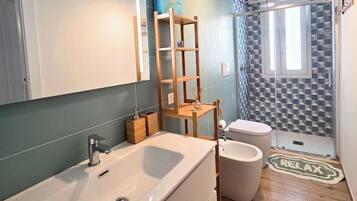 Dusche, Haartrockner, Bidet, HandtĂŒcher